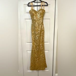 Gold sequins sweetheart neckline gown mermaid fit. Size 4.